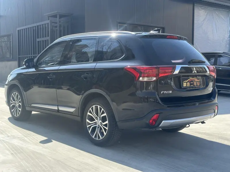 Outlander 2018 2.0L 2WD Honor Edition 5 seats