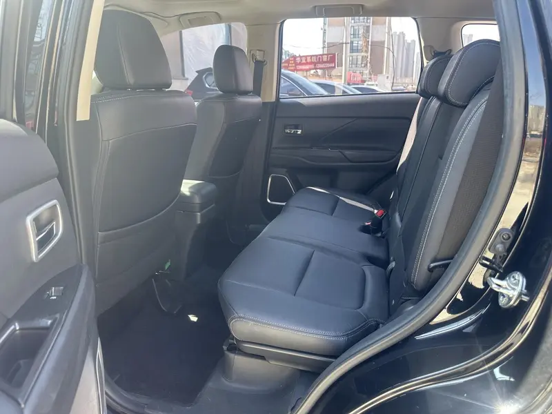 Outlander 2018 2.0L 2WD Honor Edition 5 seats