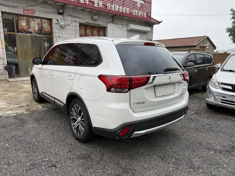 Outlander 2018 2.0L 2WD Honor Edition 5 seats