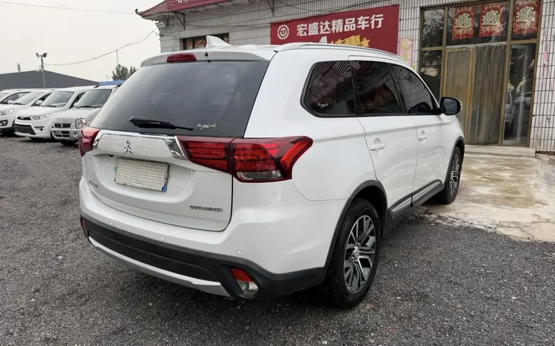 Outlander 2018 2.0L 2WD Honor Edition 5 seats