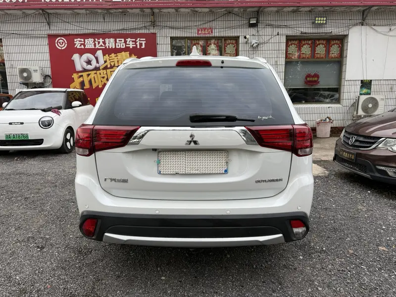Outlander 2018 2.0L 2WD Honor Edition 5 seats