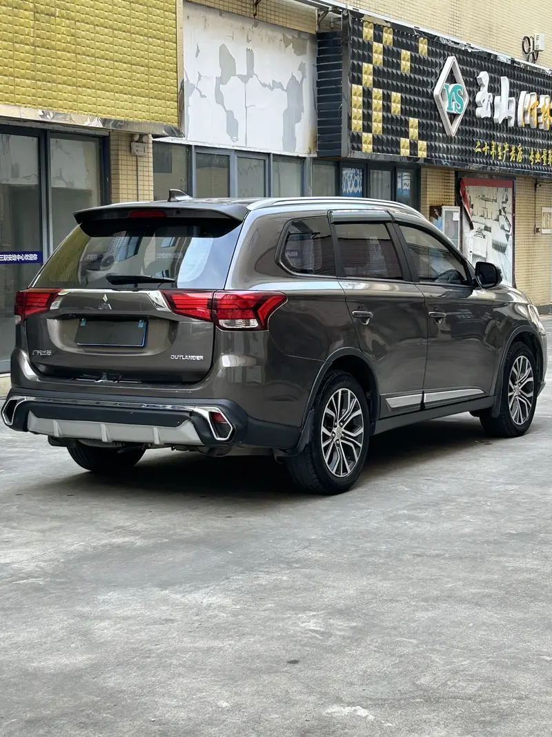 Outlander 2017 2.0L 2WD Honor Edition 5 seats