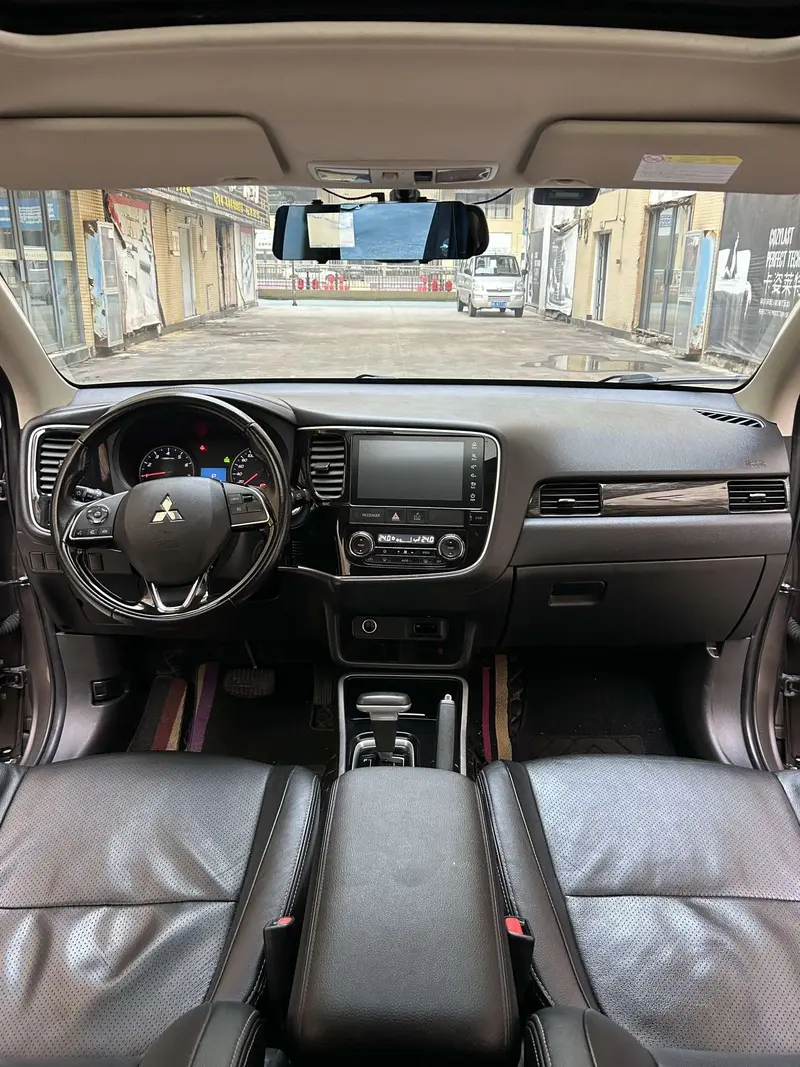 Outlander 2017 2.0L 2WD Honor Edition 5 seats