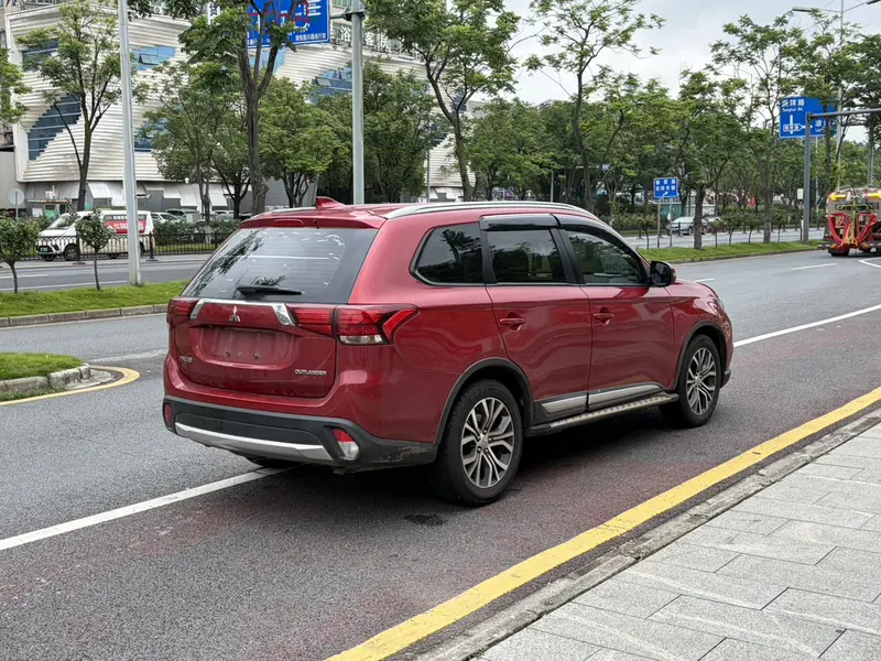 Outlander 2018 2.0L 2WD Honor Edition 5 seats