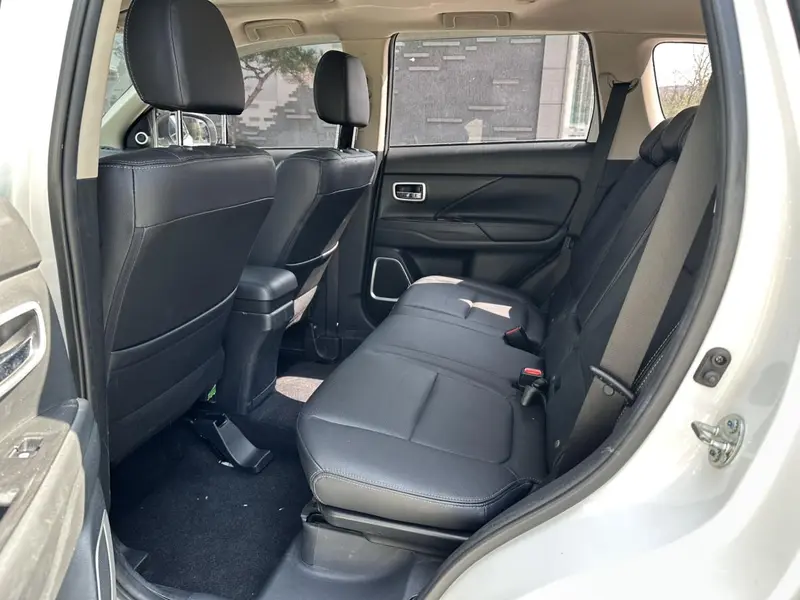 Outlander 2017 2.0L 2WD Honor Edition 5 seats