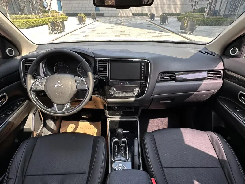 Outlander 2017 2.0L 2WD Honor Edition 5 seats