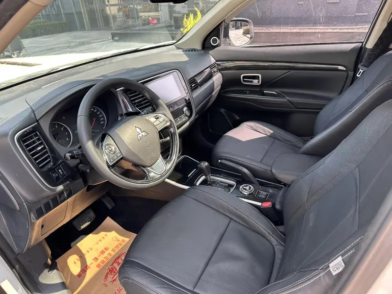 Outlander 2017 2.0L 2WD Honor Edition 5 seats