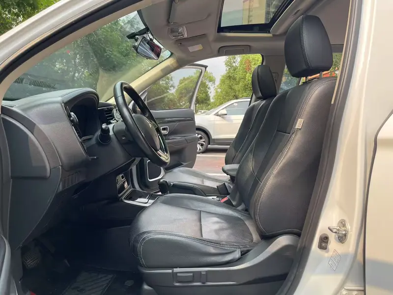 Outlander 2017 2.0L 2WD Honor Edition 5 seats
