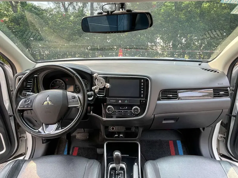Outlander 2017 2.0L 2WD Honor Edition 5 seats