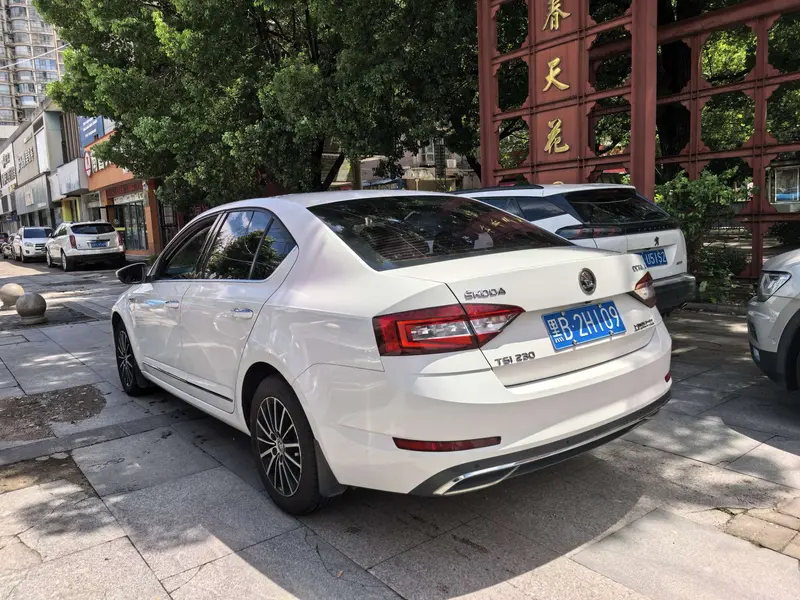 Octavia 2018 TSI230 DSG Deluxe Edition