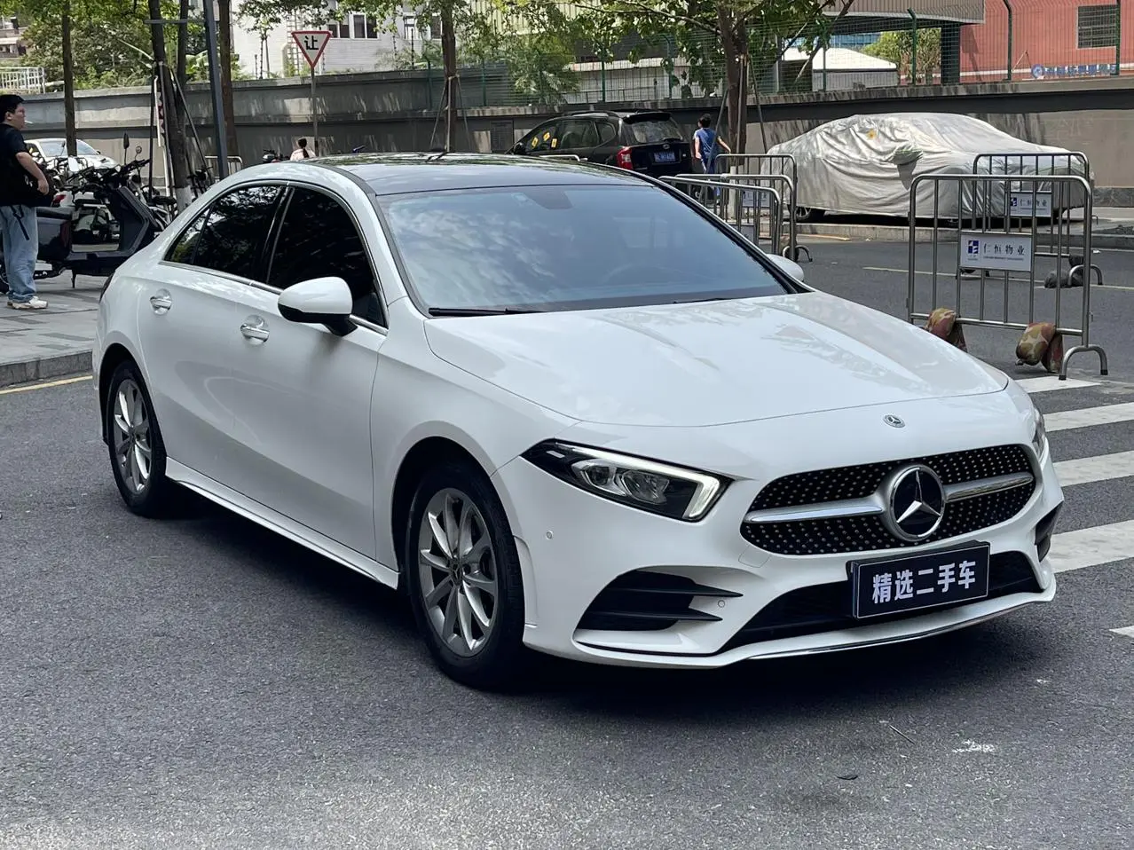 Mercedes-Benz A Class 2022 A 200 L Sport Sedan Dynamic