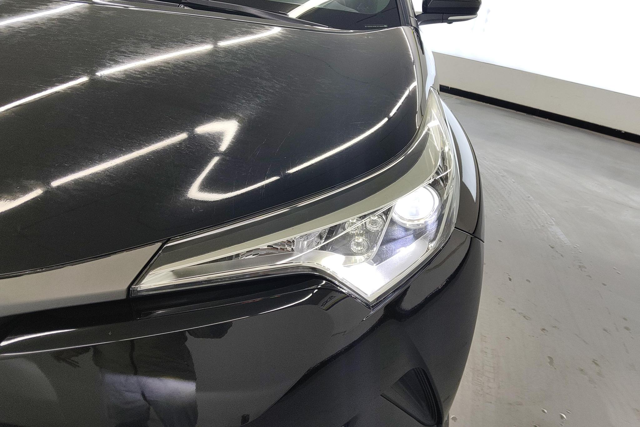 Toyota C-HR 2020 2.0L Leading