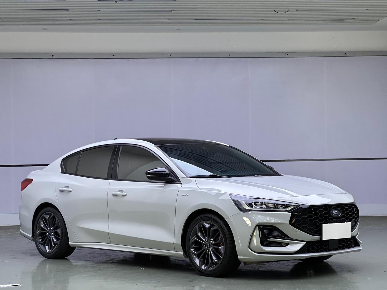 Ford Focus 2022 Sedan EcoBoost 180 Auto ST Line