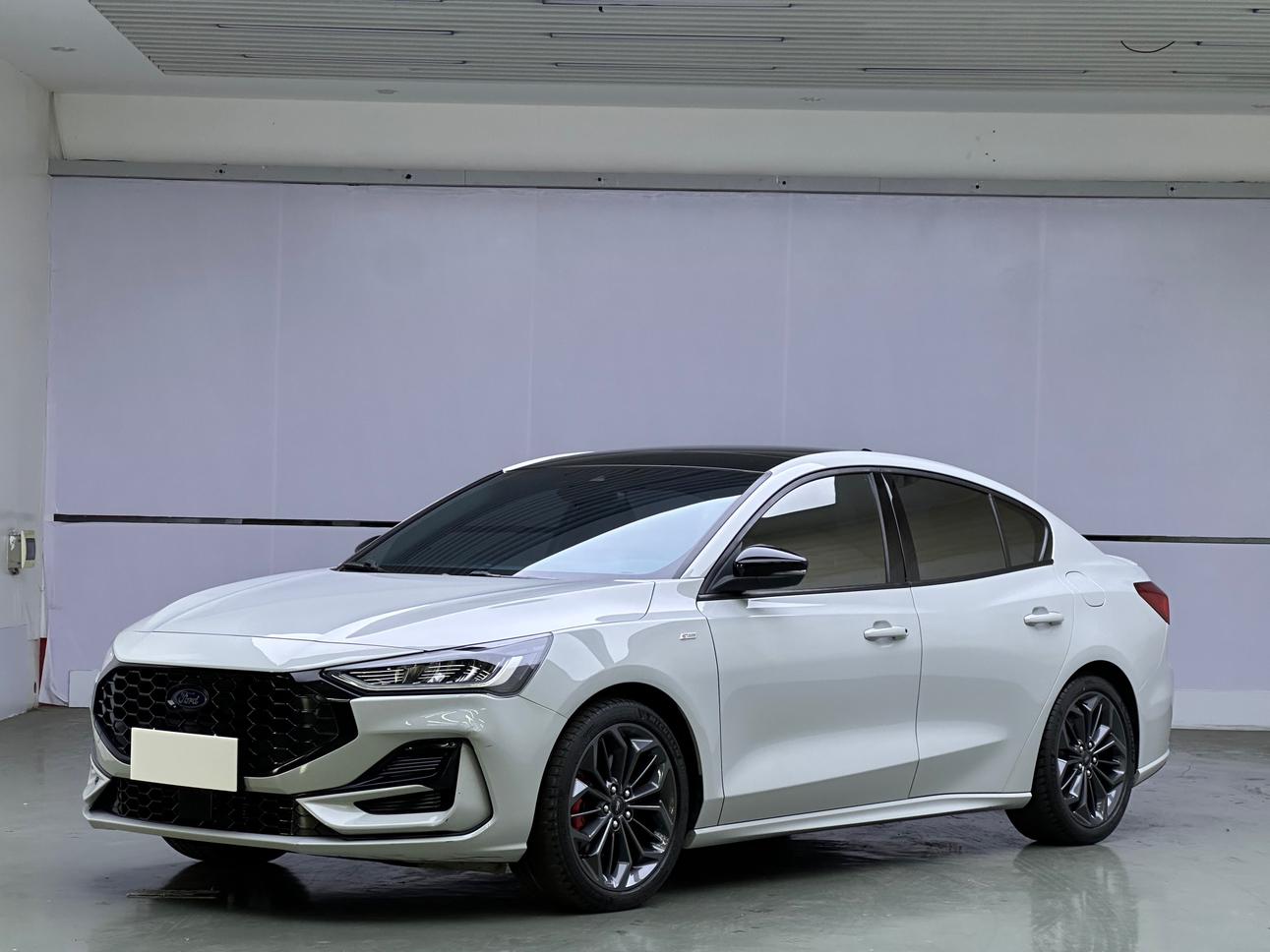 Ford Focus 2022 Sedan EcoBoost 180 Auto ST Line