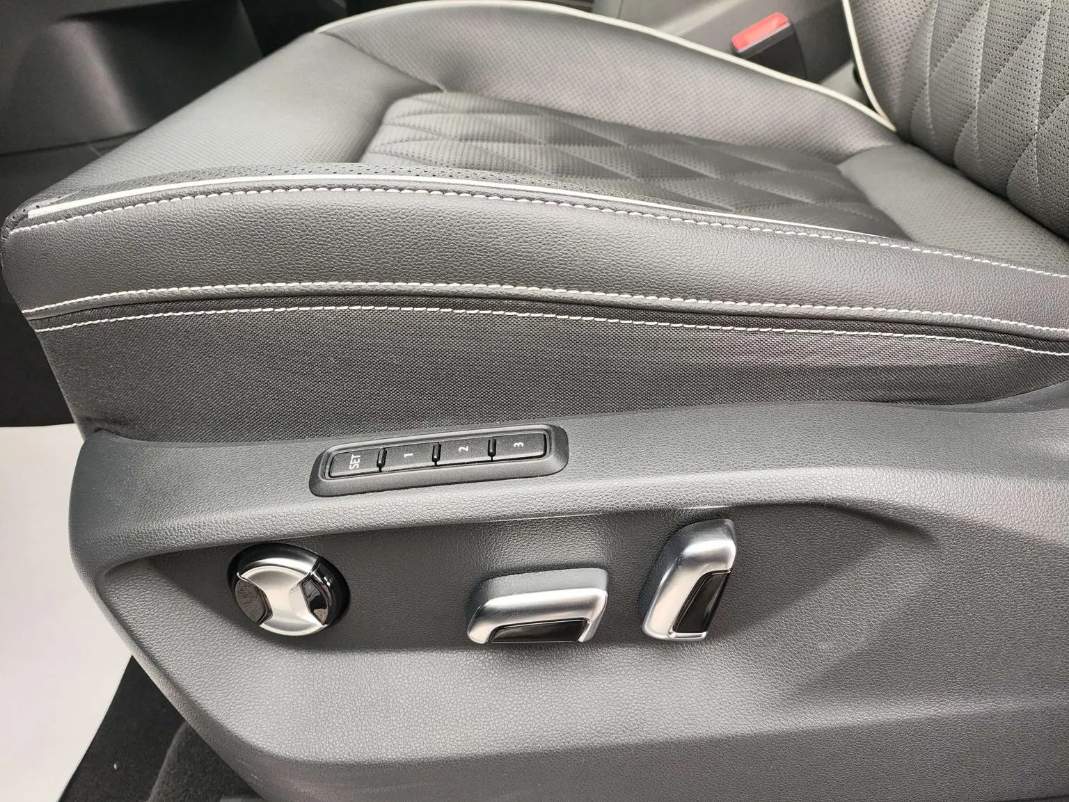 Volkswagen 2021 380TSI 4WD