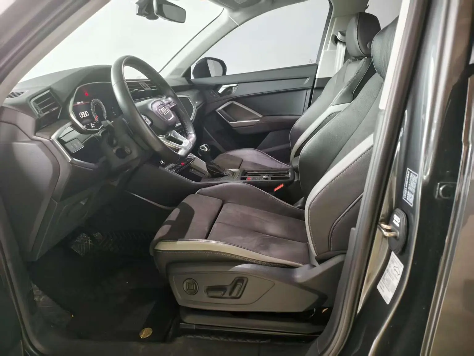 Audi Q3 2023 35 TFSI Dynamic Fashion (1.5T)