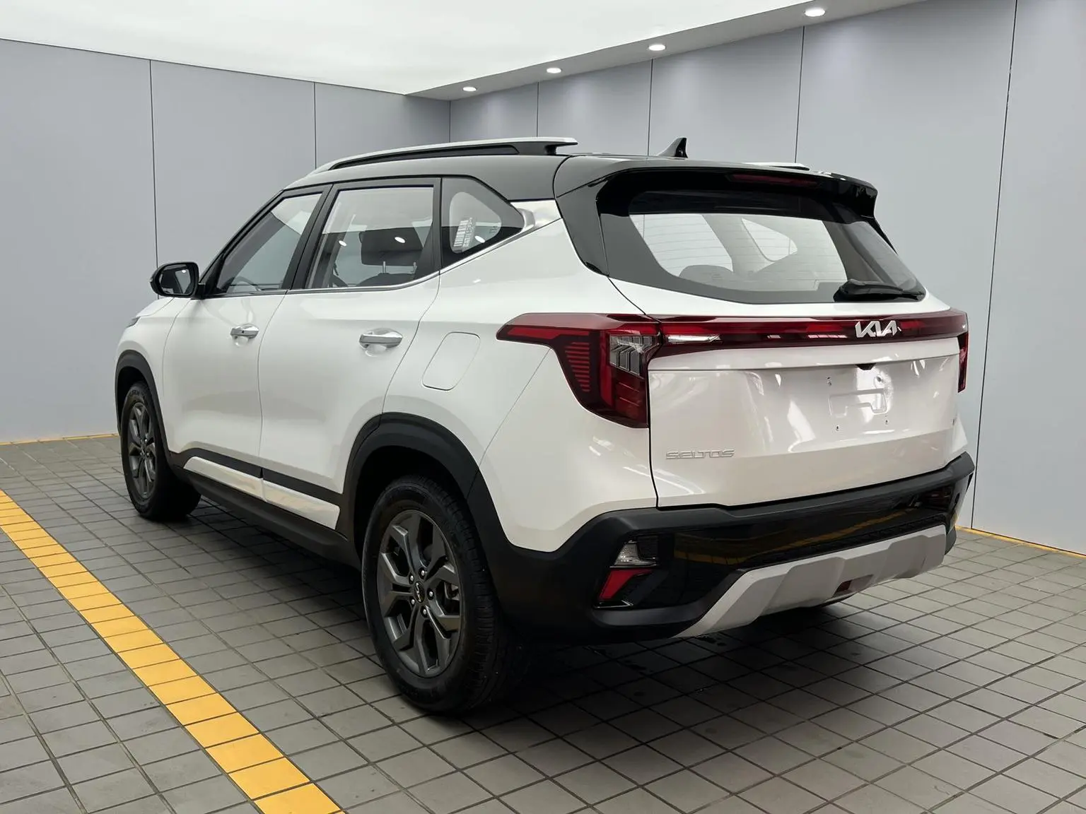 Kia 2023 1.5L IVT Luxury