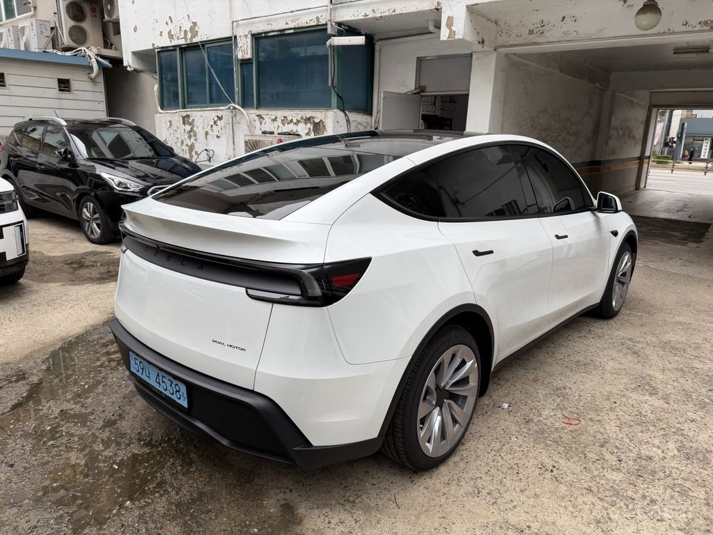 Tesla Model Y Premium RWD 2025