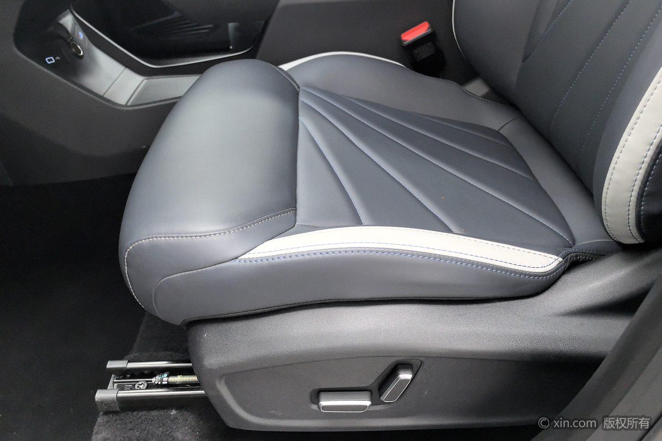 Geely Boyue L 2023 1.5TD DCT Glory