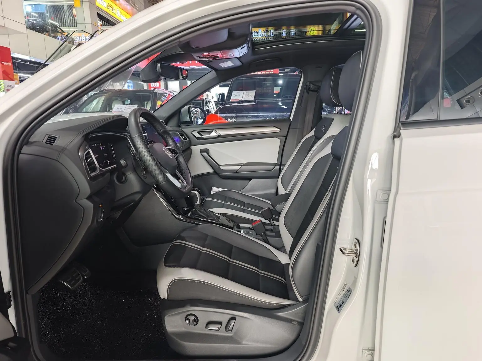 Volkswagen T-Roc 2023 300TSI DSG