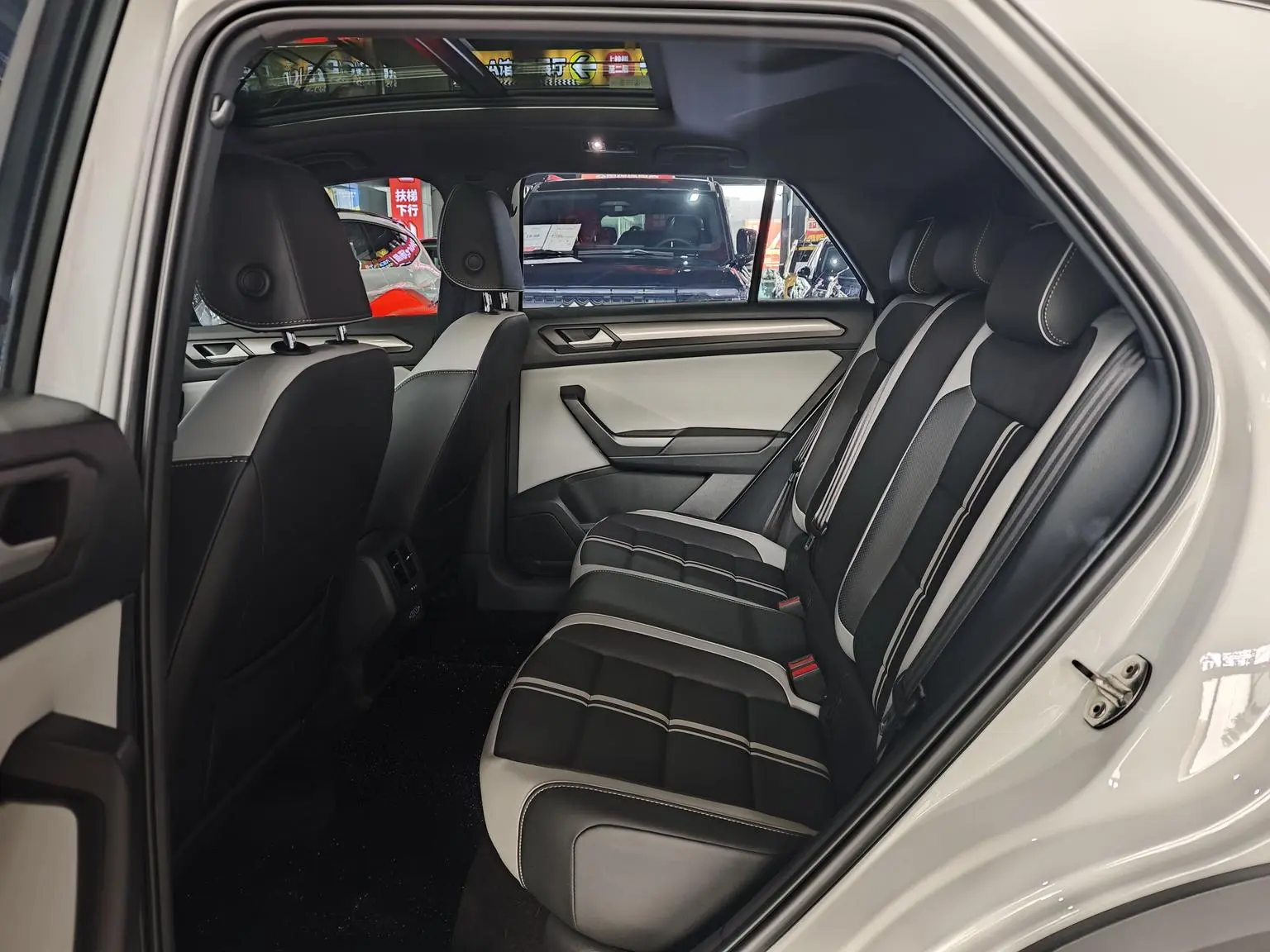 Volkswagen T-Roc 2023 300TSI DSG