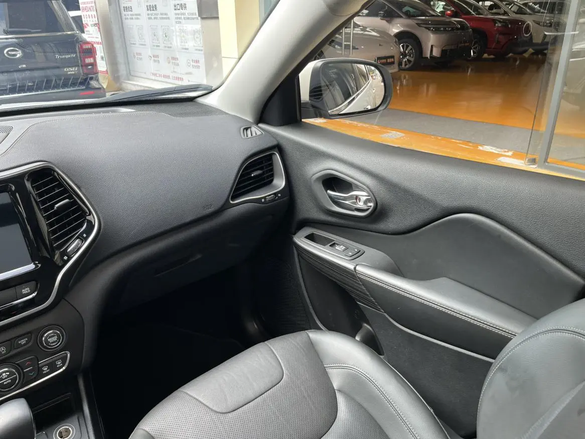 Jeep Cherokee 2019 2.0T 4WD China VI