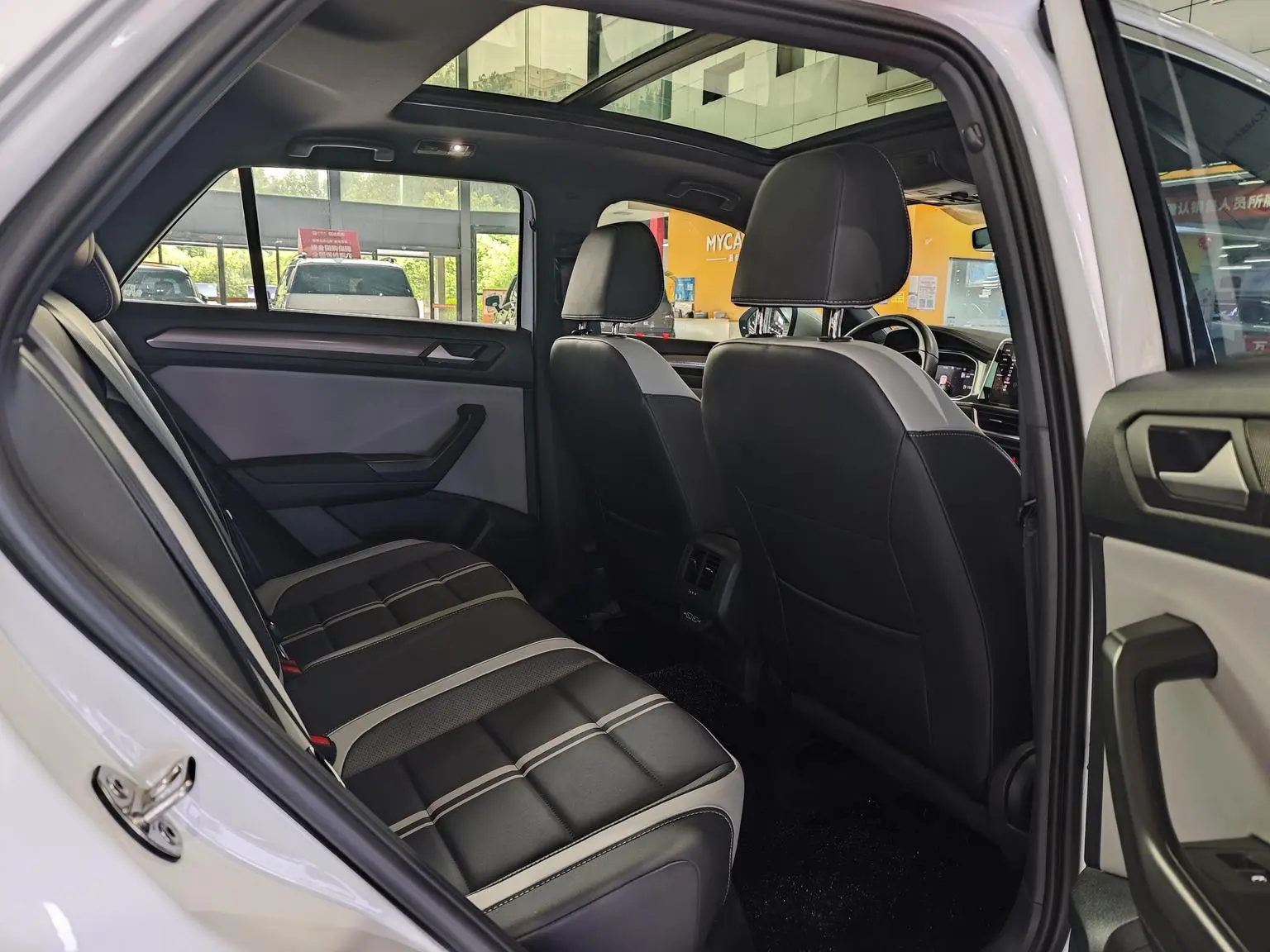 Volkswagen T-Roc 2023 300TSI DSG