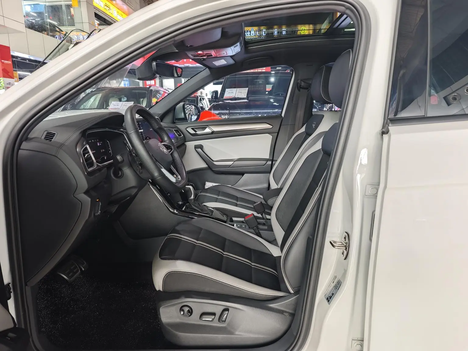 Volkswagen T-Roc 2023 300TSI DSG