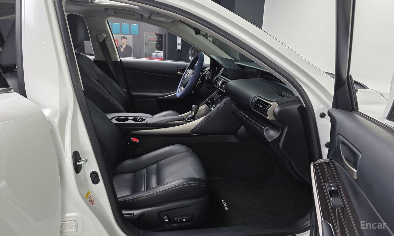 Lexus New IS200t Supreme 2017