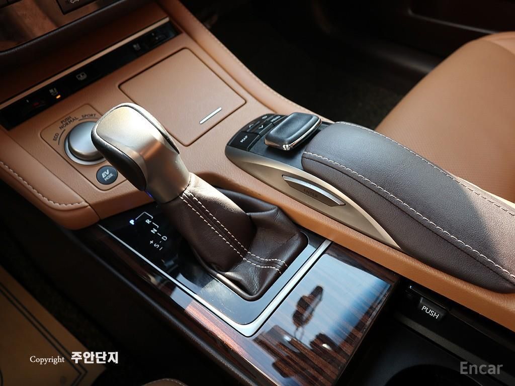 Lexus New ES300h Supreme 2017