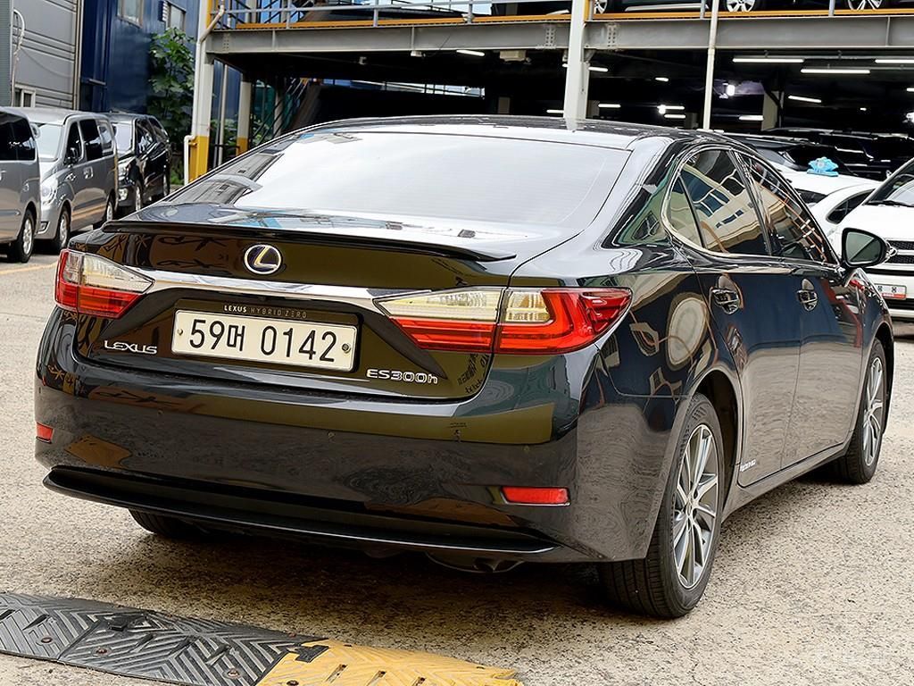 Lexus New ES300h Supreme 2017