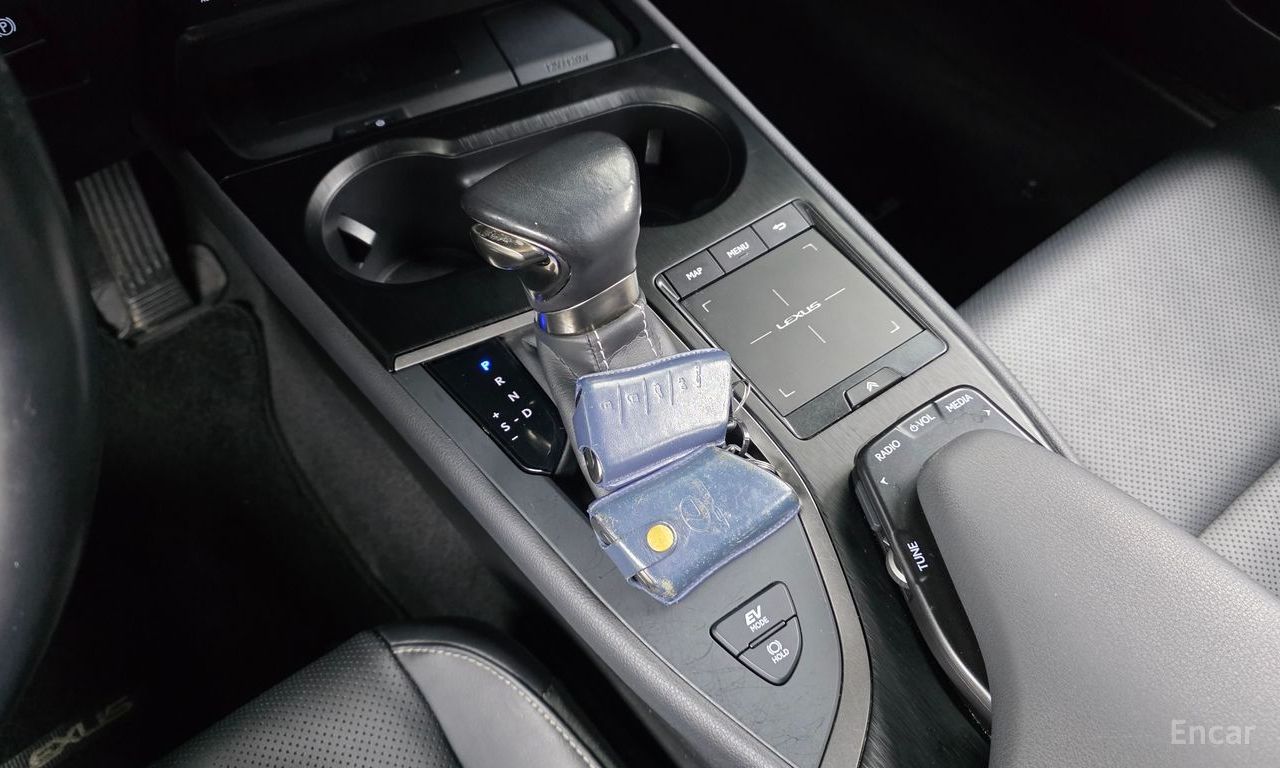 Lexus UX250h 2.0 AWD 2019