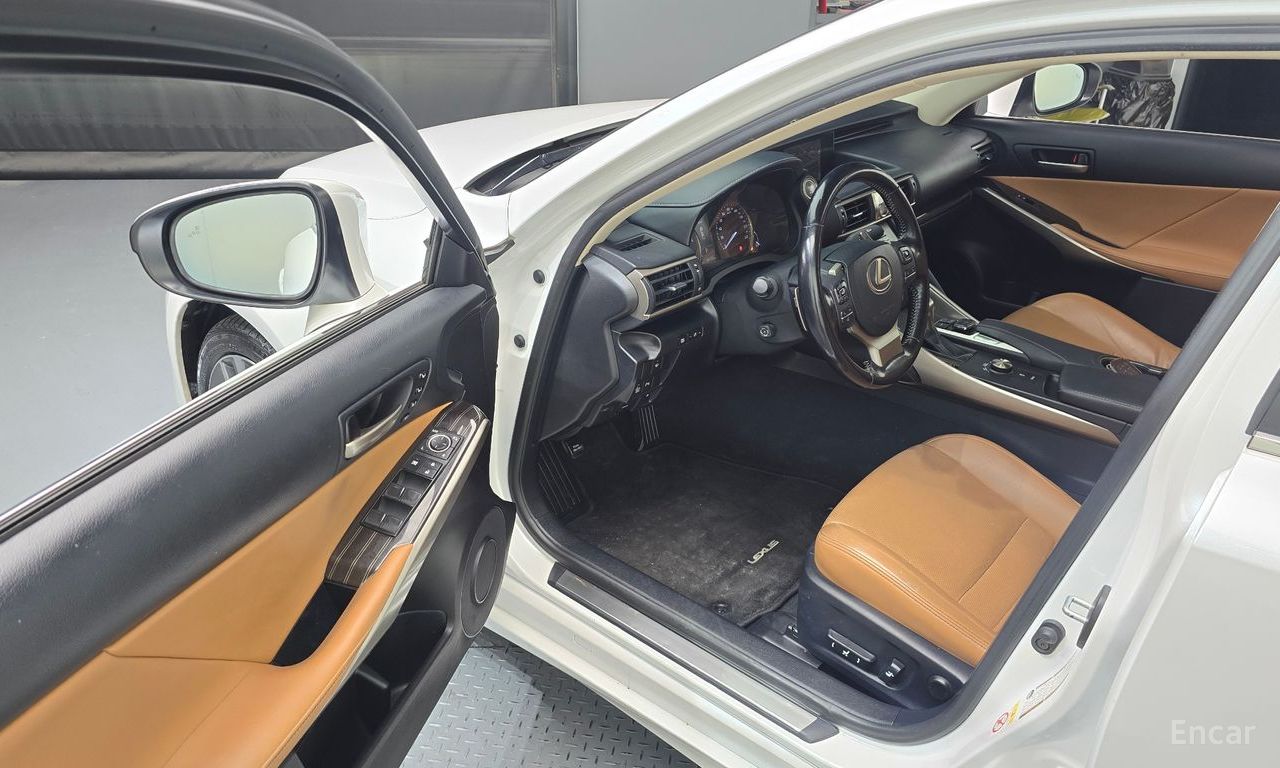 Lexus New IS200t Supreme 2017