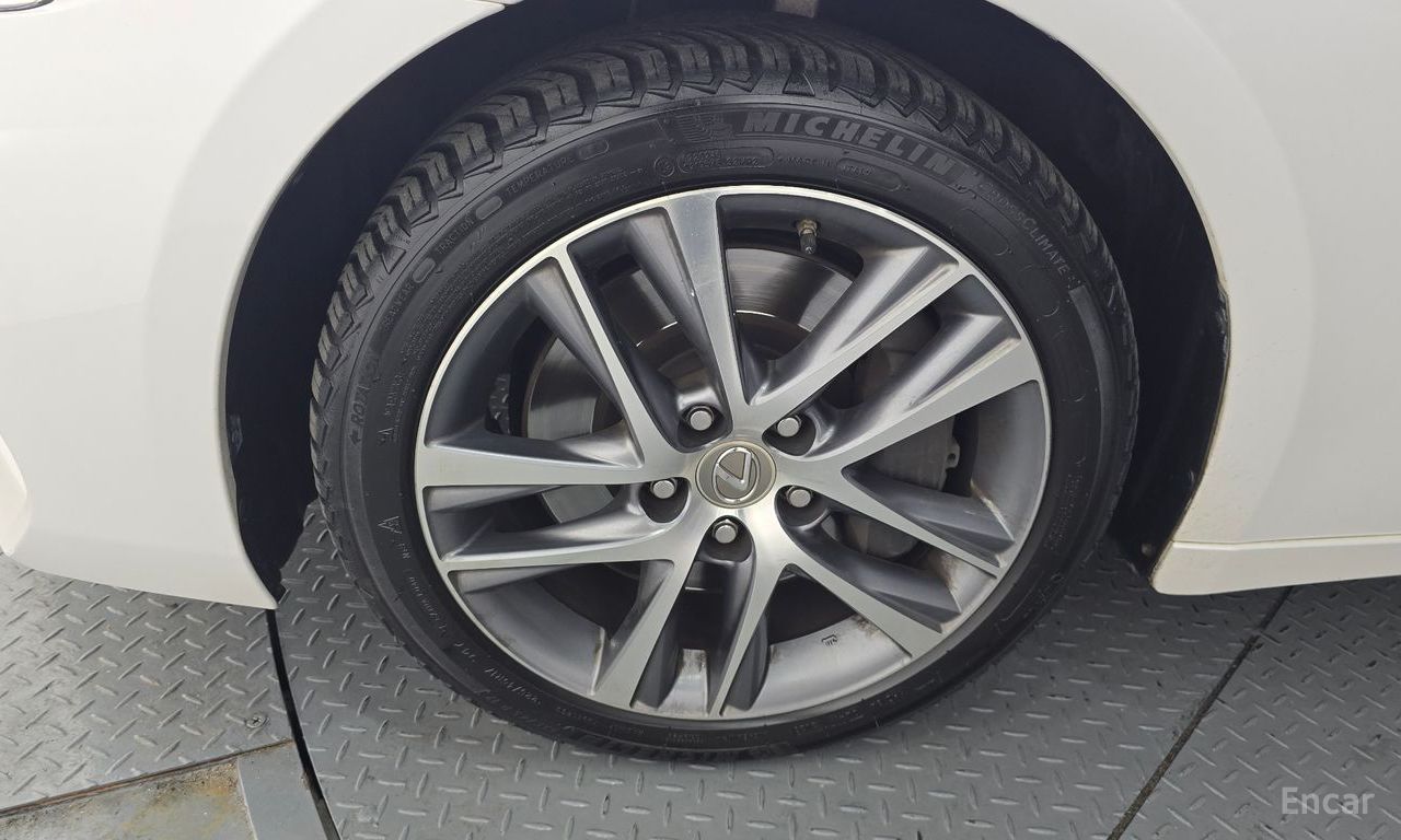 Lexus New IS200t Supreme 2017