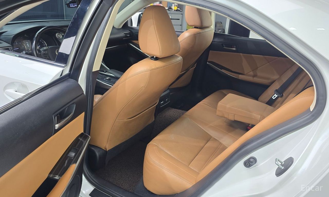 Lexus New IS200t Supreme 2017